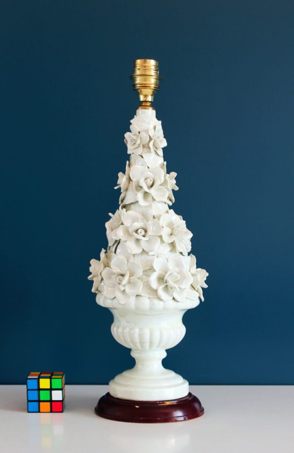 Lámpara de cerámica de Manises. Copa con flores. Blanco roto efecto nacarado. Vintage 50s-60s.