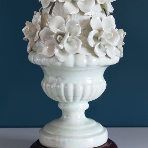 Lámpara de cerámica de Manises. Copa con flores. Blanco roto efecto nacarado. Vintage 50s-60s.