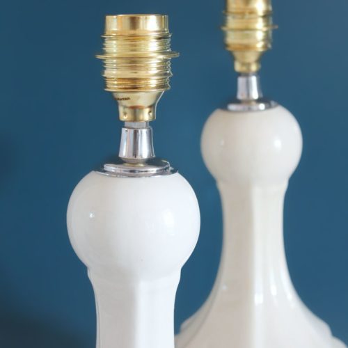 Elegantísima pareja de lámparas de cerámica blanca de Manises. Bondía. Vintage 50s-60s.