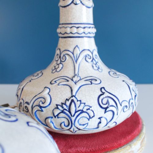 Pareja de lámparas de cerámica de Manises pintadas a mano, blancas con motivos azules , vintage 50s-60s.