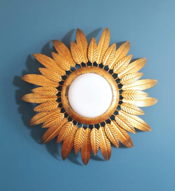 Lámpara plafón o aplique sol en forja dorada, con diseño de hojas o plumas. Convertible en espejo. Vintage años 60. DOS UNIDADES DISPONIBLES