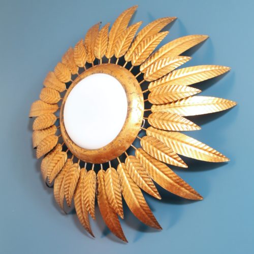 Lámpara plafón o aplique sol en forja dorada, con diseño de hojas o plumas. Convertible en espejo. Vintage años 60. DOS UNIDADES DISPONIBLES