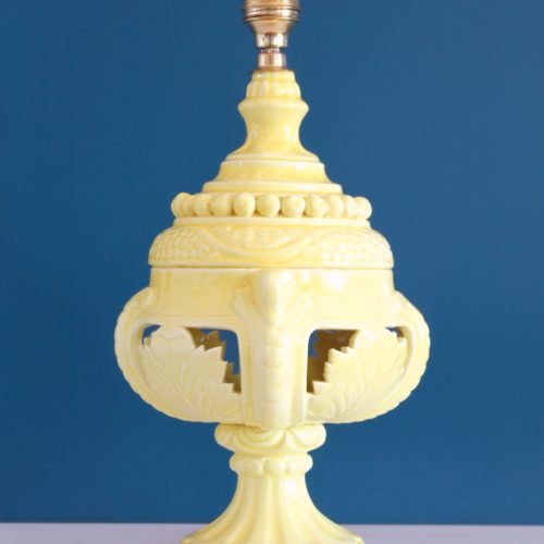 Lámpara de cerámica de Manises, de color amarillo y base de madera dorada. Vintage 50s-60s.