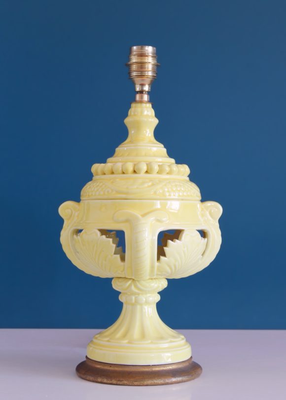 Lámpara de cerámica de Manises, de color amarillo y base de madera dorada. Vintage 50s-60s.
