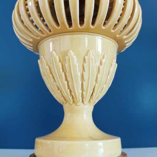 Gran lámpara de cerámica calada de Manises en color amarillo pálido, vintage años 50-60.