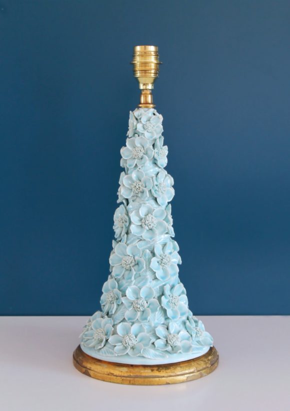 Lámpara de Manises en cerámica azul pálido. Cono de flores sobre peana dorada. Vintage 50s-60s.
