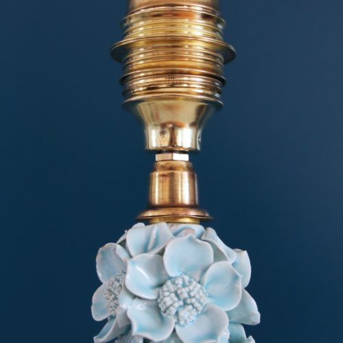 Lámpara de Manises en cerámica azul pálido. Cono de flores sobre peana dorada. Vintage 50s-60s.