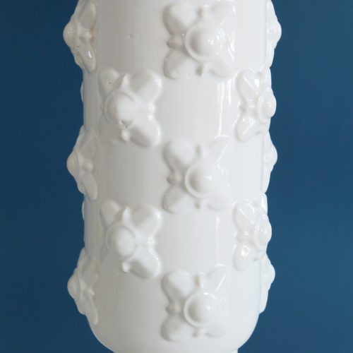 Gran lámpara de cerámica de Manises, C. Hispania. Columna blanca con flores. Vintage años 50-60s.