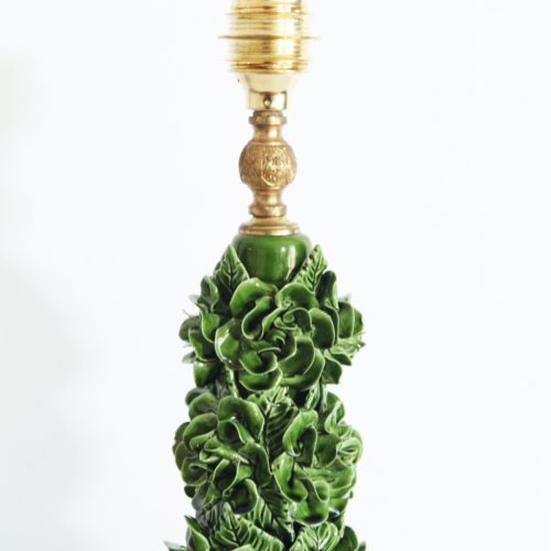 Gran lámpara de cerámica de Manises en color verde. Cesto con rosas. Vintage 50s-60s.
