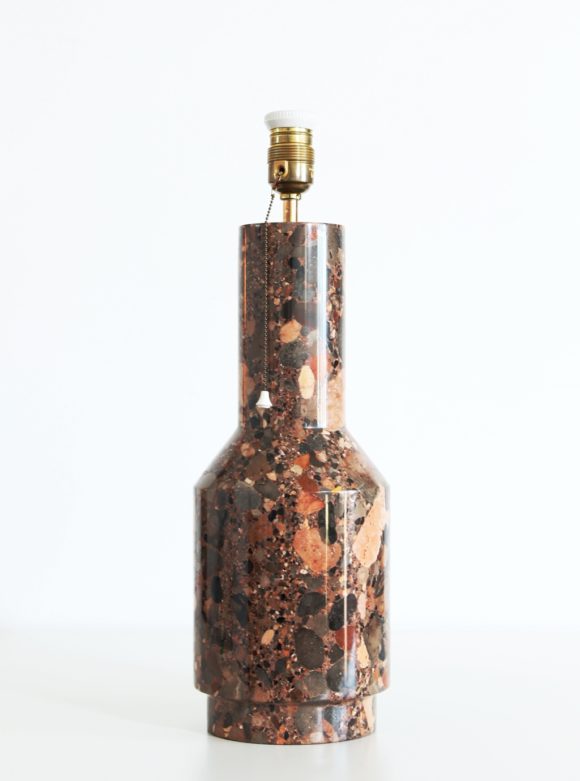 Singular lámpara de sobremesa, realizada en piedra natural tallada. Vintage años 60s.
