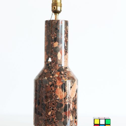 Singular lámpara de sobremesa, realizada en piedra natural tallada. Vintage años 60s.
