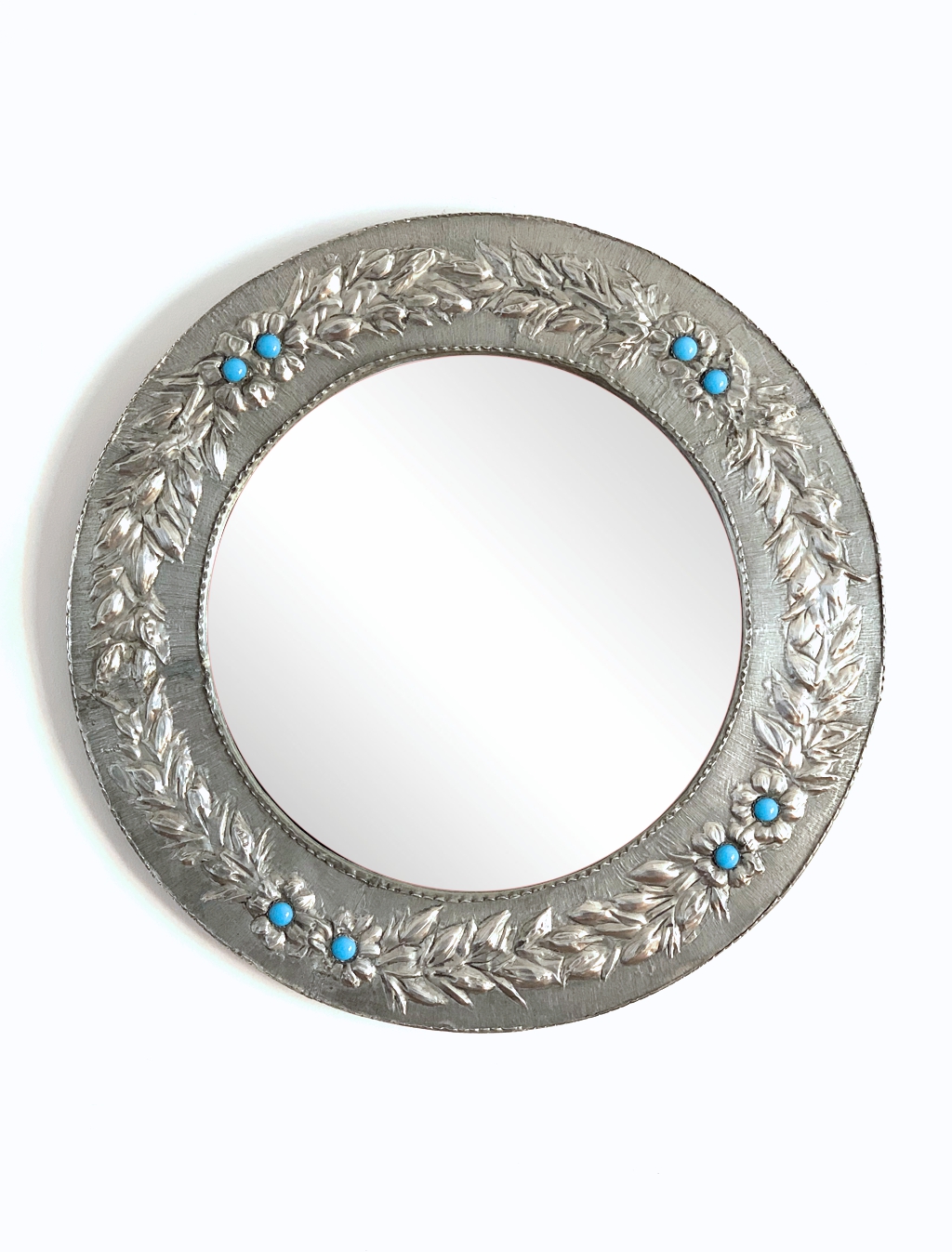 GUIRNALDAS DE ESTAÑO - Espejo con marco de estaño tallado a mano con  guirnaldas y flores azules. Vintage 50s-60s. /