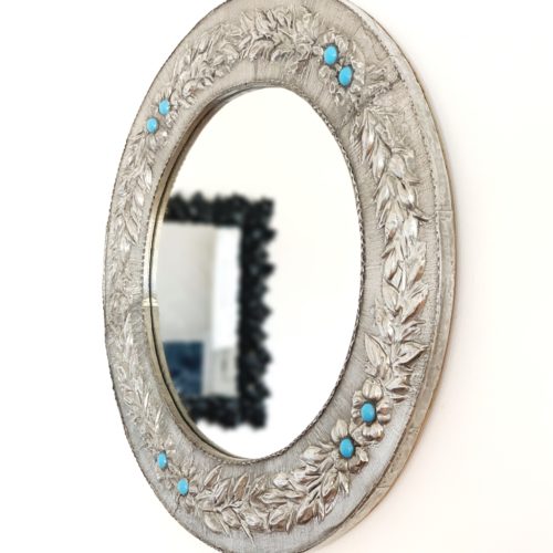 GUIRNALDAS DE ESTAÑO - Espejo con marco de estaño tallado a mano con guirnaldas y flores azules. Vintage 50s-60s.