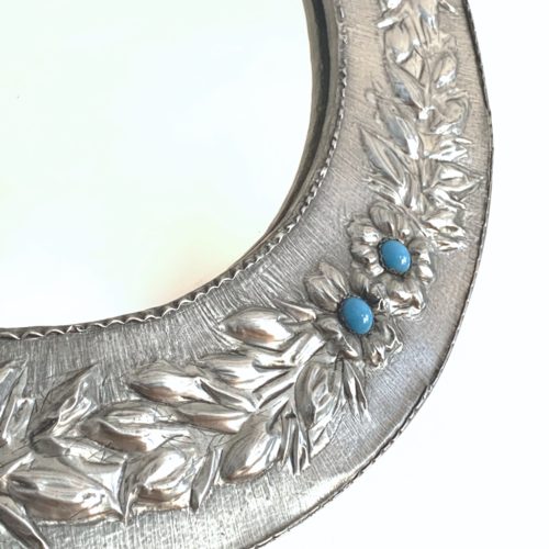 GUIRNALDAS DE ESTAÑO - Espejo con marco de estaño tallado a mano con guirnaldas y flores azules. Vintage 50s-60s.