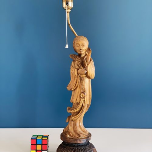 Dama china - Lámpara de mesa de madera tallada, de estilo oriental. Vintage 50s.