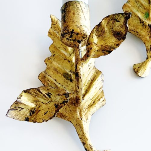 Pareja de apliques en forja dorada al pan de oro con diseño de hojas. Vintage 50s-60s.