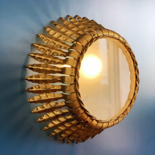 Lámpara plafón o aplique sol en forja dorada, con diseño de hojas. Convertible en espejo. Vintage años 60.