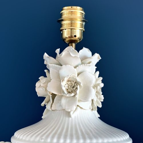Excelente lámpara de cerámica de Manises. Estilo Imperio con flores. Vintage 50s-60s.