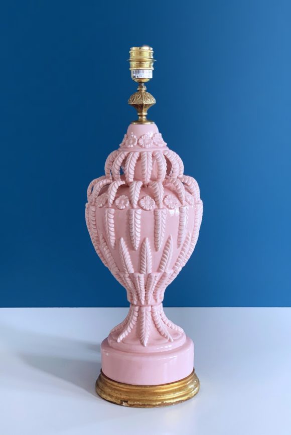 Excepcional lámpara de cerámica de Manises. C. Bondía. Rosa con flores y hojas. Vintage 50s-60s.