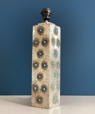 Lámpara de sobremesa de estaño tallado con flores y cuentas azules, vintage 50s-60s.