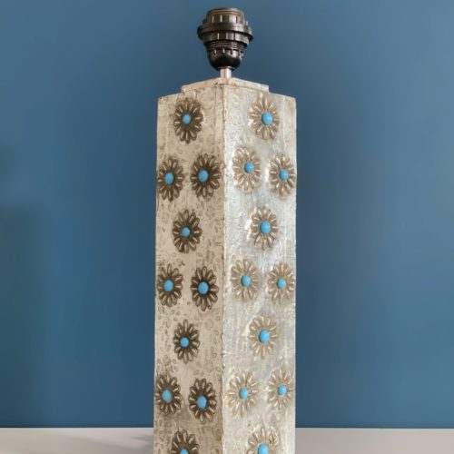 Lámpara de sobremesa de estaño tallado con flores y cuentas azules, vintage 50s-60s.