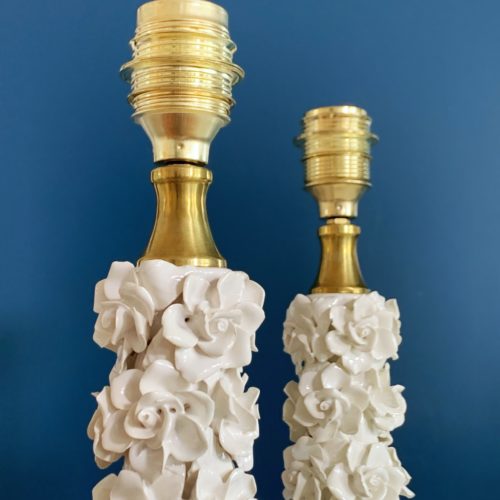 Preciosa pareja de lámparas de cerámica de Manises en color blanco con flores. Vintage 50s-60s.