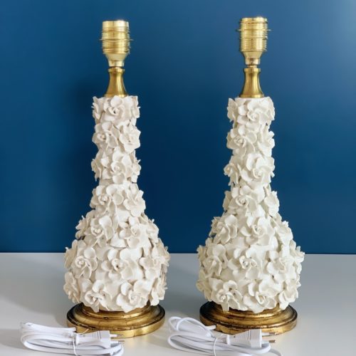 Preciosa pareja de lámparas de cerámica de Manises en color blanco con flores. Vintage 50s-60s.
