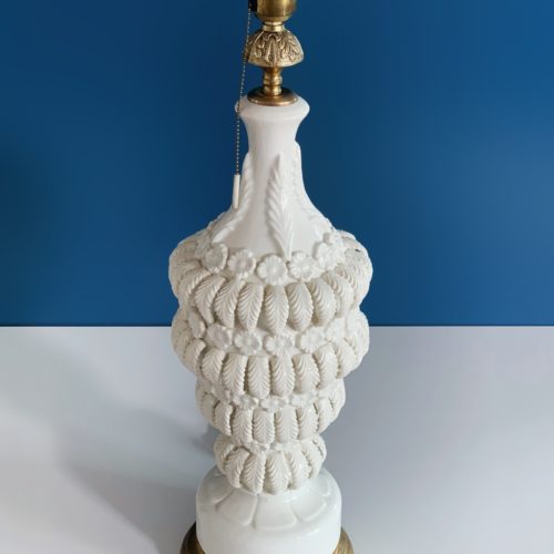 Gran lámpara de cerámica de Manises, Cerámicas Bondía. Blanca con hojas y flores. Vintage 50s-60s.