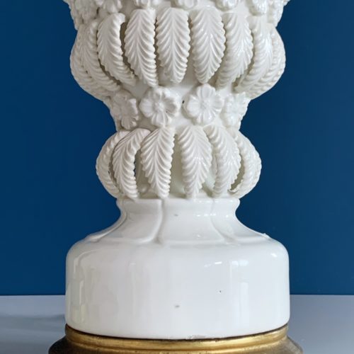Gran lámpara de cerámica de Manises, Cerámicas Bondía. Blanca con hojas y flores. Vintage 50s-60s.