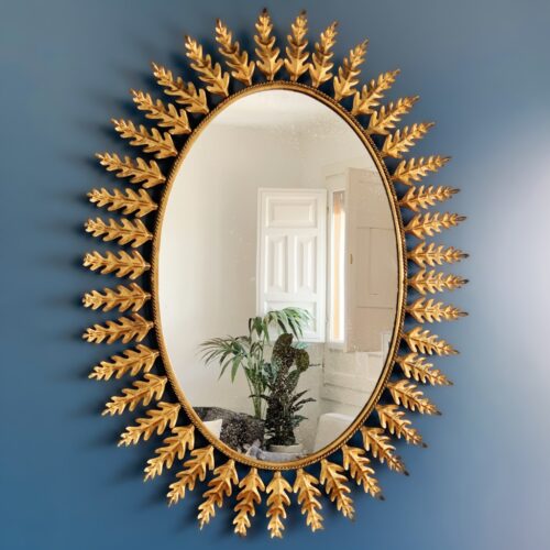 Gran espejo sol con diseño de hojas, forja dorada. Vintage años 60.