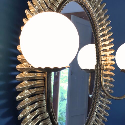 Singular espejo sol con luces. Diseño de hojas, forja dorada. Vintage años 60.