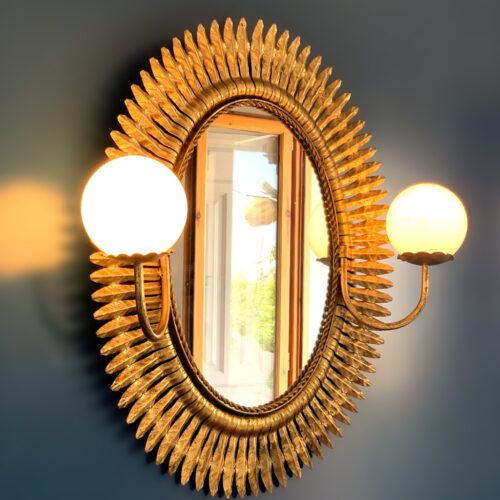 Singular espejo sol con luces. Diseño de hojas, forja dorada. Vintage años 60.