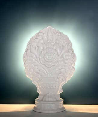 Lámpara de iglesia en cerámica de Manises, retroiluminada. Cerámica blanca con flores. Vintage 50s-60s.