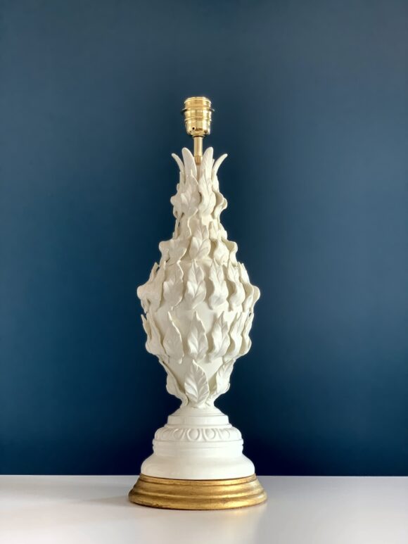 Excelente lámpara de cerámica de Manises, Cerámicas Bondía. Blanca con hojas. Vintage 50s-60s.