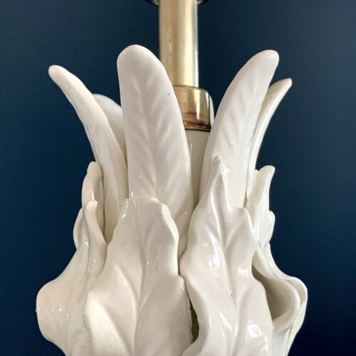 Excelente lámpara de cerámica de Manises, Cerámicas Bondía. Blanca con hojas. Vintage 50s-60s.