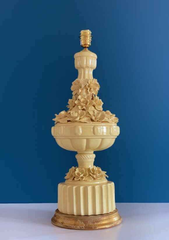 Gran lámpara de cerámica de Manises. Amarilla con peana de madera dorada. Vintage años 50s-60s.