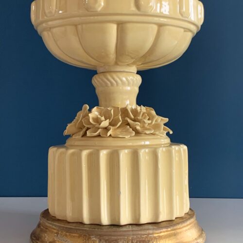 Gran lámpara de cerámica de Manises. Amarilla con peana de madera dorada. Vintage años 50s-60s.