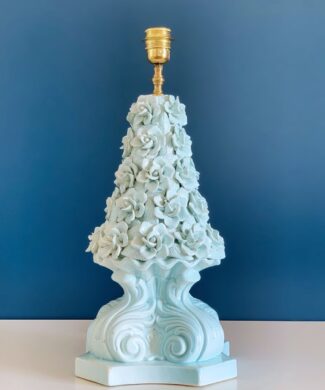 Gran lámpara de cerámica de Manises. Flores y hojas en color azul pálido. Vintage 50s-60s.