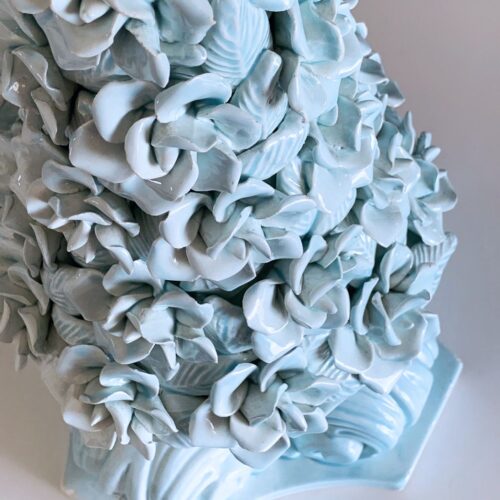 Gran lámpara de cerámica de Manises. Flores y hojas en color azul pálido. Vintage 50s-60s.
