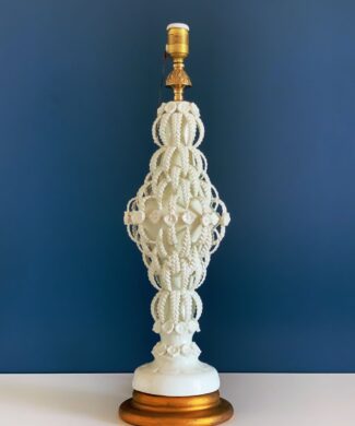 XXL Excelente lámpara vintage de cerámica de Manises, C. Bondía, blanca con hojas y flores, años 50-60.