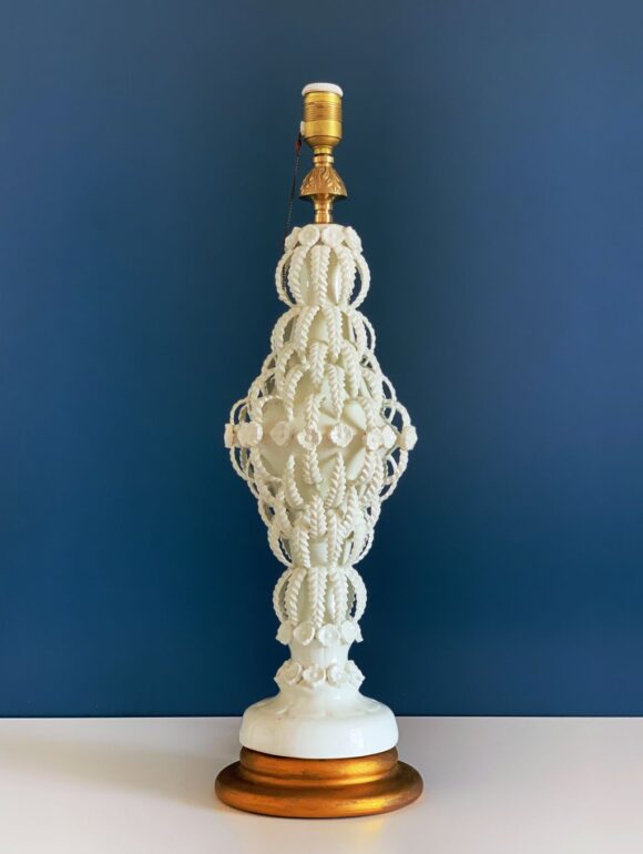 XXL Excelente lámpara vintage de cerámica de Manises, C. Bondía, blanca con hojas y flores, años 50-60.