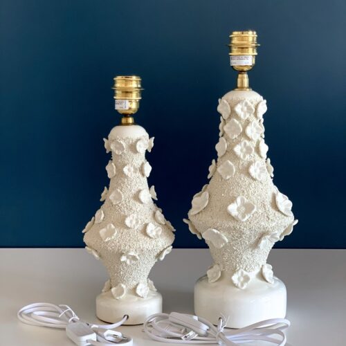 Pareja de lámparas de cerámica de Manises, Bondía. Cerámica blanca con flores. Vintage 50s-60s.