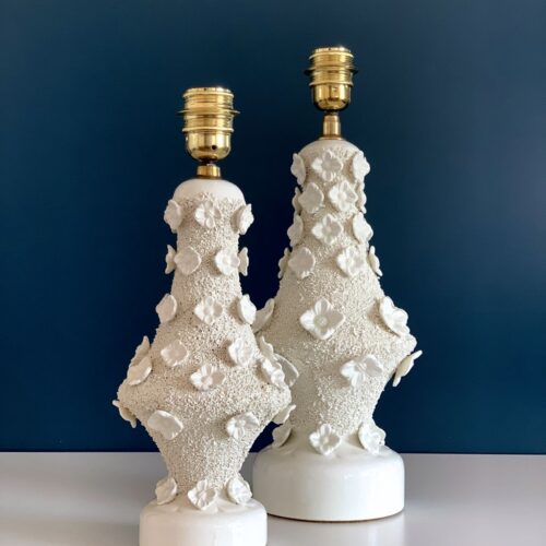 Pareja de lámparas de cerámica de Manises, Bondía. Cerámica blanca con flores. Vintage 50s-60s.