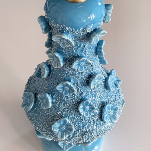 Lámpara de cerámica de Manises, Bondía, en color azul con flores. Vintage 50s-60s.