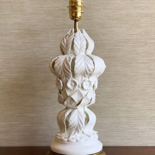 Excelente lámpara vintage de cerámica de Manises, C. Bondía, blanca con hojas y flores, años 50-60.