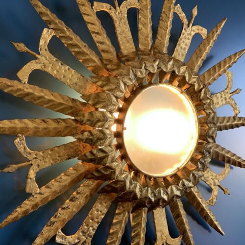 Lámpara plafón o aplique sol en forja dorada al pan de oro. Convertible en espejo retroiluminado. Vintage años 60.