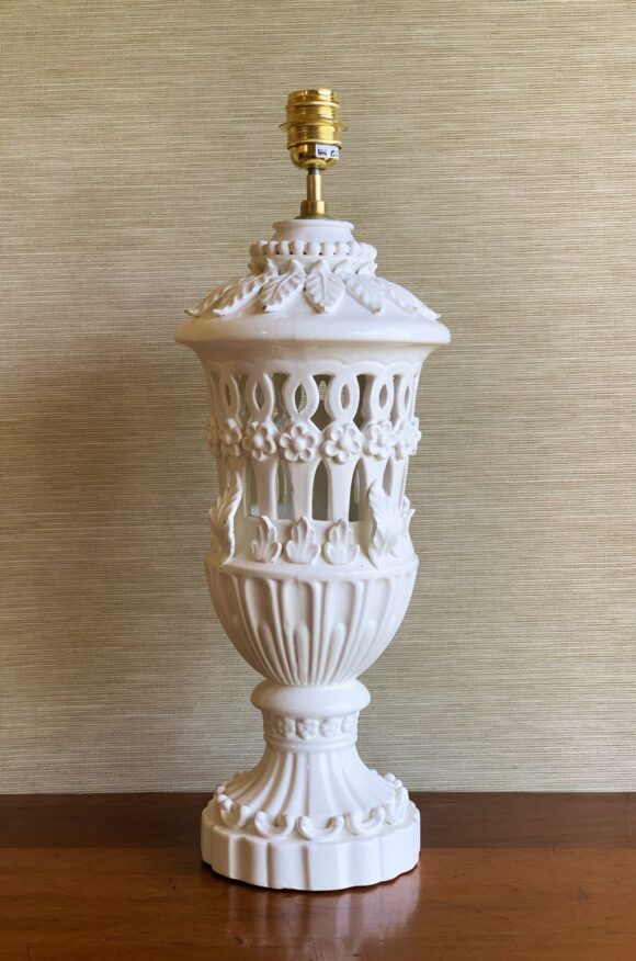 Gran lámpara de cerámica de Manises, en color blanco. Cerámica calada con flores y hojas. C. Hispania. Vintage años 50s- 60s.