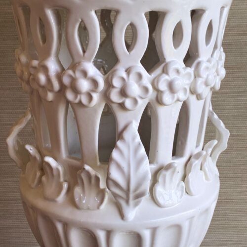 Gran lámpara de cerámica de Manises, en color blanco. Cerámica calada con flores y hojas. C. Hispania. Vintage años 50s- 60s.