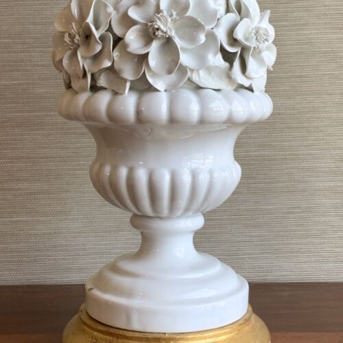 Excelente lámpara de cerámica de Manises en color blanco. Copa con flores. Vintage 50s-60s.