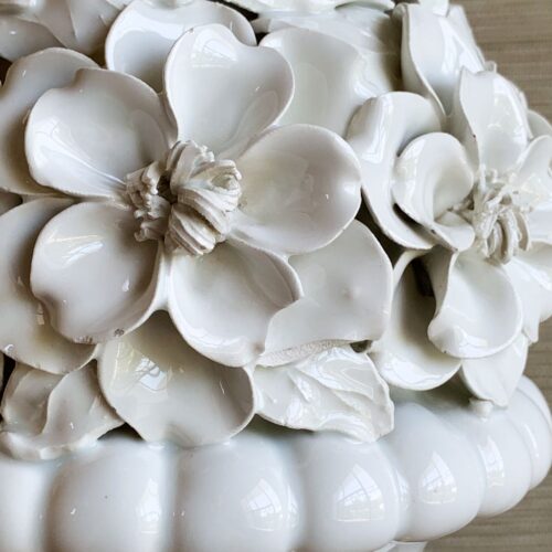 Excelente lámpara de cerámica de Manises en color blanco. Copa con flores. Vintage 50s-60s.